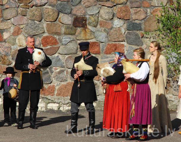 Suitu dūdenieki festivālā "Suitu Lebediks"